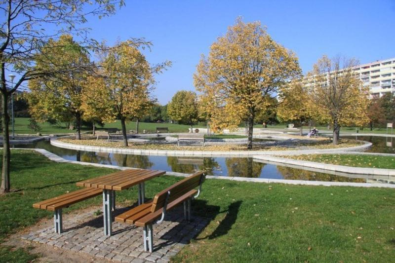 Large Prosek - Your Second Home! Appartamento Praga