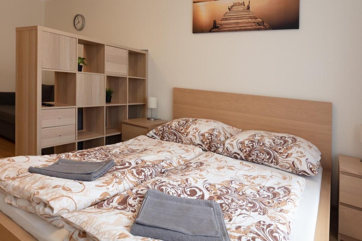 Large Prosek - Your Second Home! Appartamento Praga